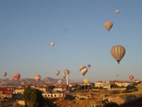 Blick vom Hotel auf sich zur Landung vorbereitende Ballone