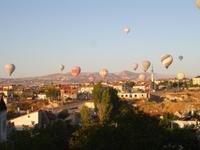 Blick vom Hotel auf sich zur Landung vorbereitende Ballone