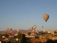 Blick vom Hotel auf sich zur Landung vorbereitende Ballone