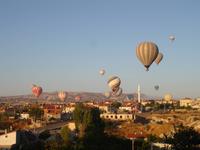 Blick vom Hotel auf sich zur Landung vorbereitende Ballone