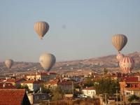 Blick vom Hotel auf sich zur Landung vorbereitende Ballone