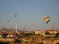 Blick vom Hotel auf sich zur Landung vorbereitende Ballone