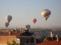 Blick vom Hotel auf sich zur Landung vorbereitende Ballone