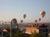 Blick vom Hotel auf sich zur Landung vorbereitende Ballone
