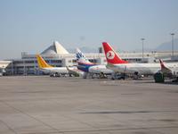 Einsteigen in das Flugzeug mit einem letzten Blick zurück