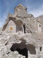 Eine verfallene Höhlenkirche