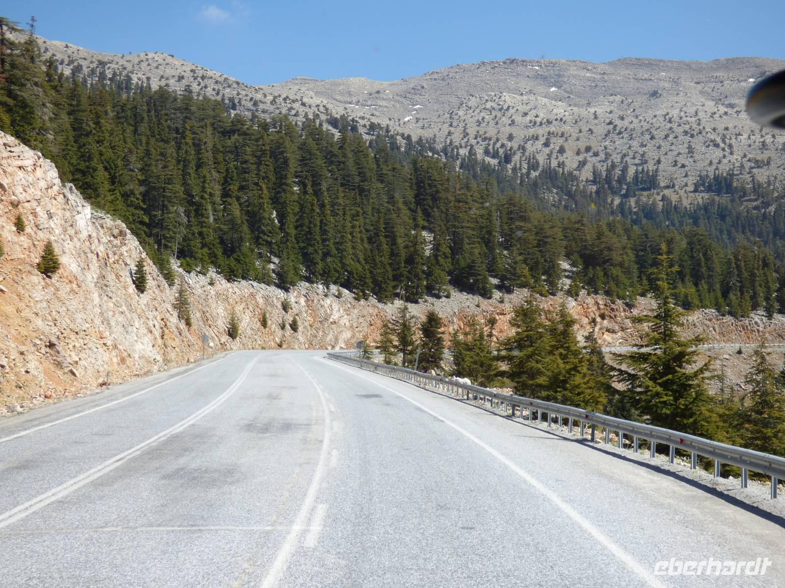 Tuffgestein säumt den Weg..