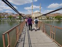 hinüber nach Avanos, über die Hängebrücke