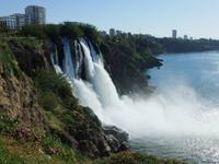 Aus 38 m Höhe stürzt in Antalya der Wasserfall ins Meer