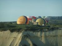 Die Ballons werden für den Aufstieg vorbereitet