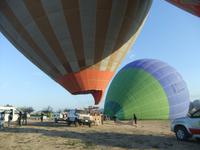 Die Ballons werden für den Aufstieg vorbereitet