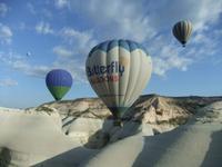 Teilweise tauchen die Ballons in die Felsspalten ein