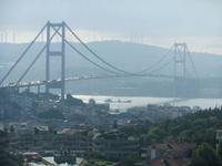 Auf dieser Brücke überqueren wir den Bosporus