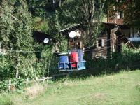 Das Gepäck wird mit einer Seilwinde zum Hotel hinauf gezogen 