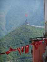 Blick zum Atatürk-Denkmal in Artvin