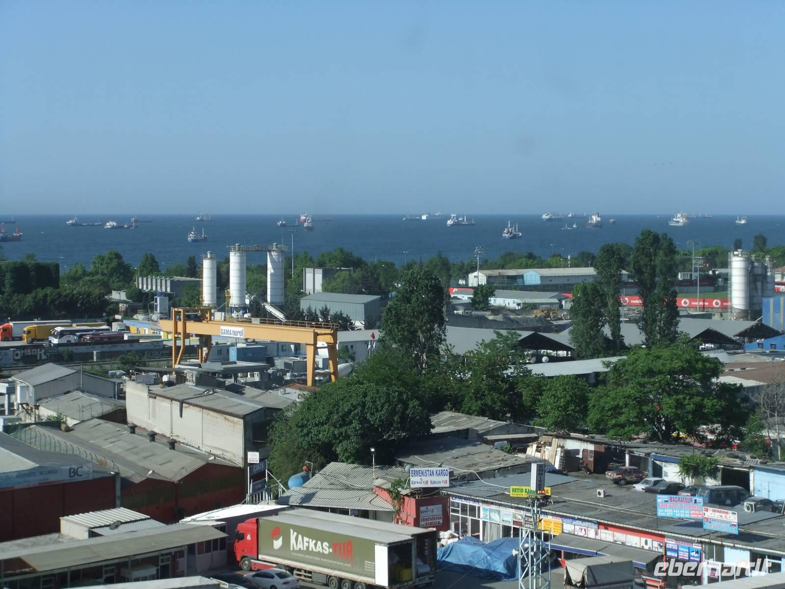 Ein erster Blick aus dem Hotel in Istanbul auf das Marmarameer