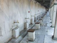 An diesen Wasserspeiern bereiten sich die Gläubigen auf ihr Gebet vor