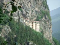 Wie ein Adlernest am Hang: das Kloster Sümela