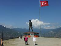 Am Atatürk-Denkmal hoch über Artvin