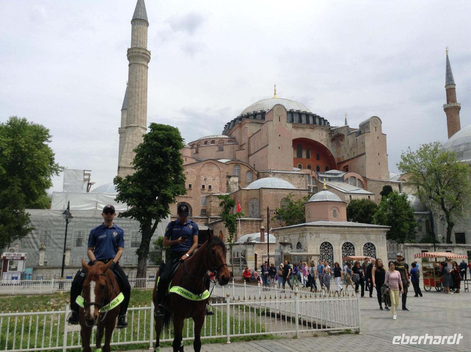 berittene Polizei vor der Hagia Sophia