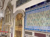 Wanddekoration mit blauen Fliesen