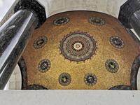 Die goldene Mosaikkuppel des deutschen Brunnens