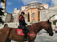Berittene Polizistin vor der Aya Sofia