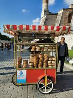 Straßenverkäufer von Simit (Sesamkringeln)