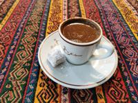 Ein türkischer Mokka, traditionell mit Lokum (einer Süßigkeit) serviert