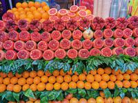 Herrlich drapierte Granatäpfel und Orangen an einem Saftstand