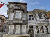 Es gibt auch noch unsanierte Holzhäuser, Fatih