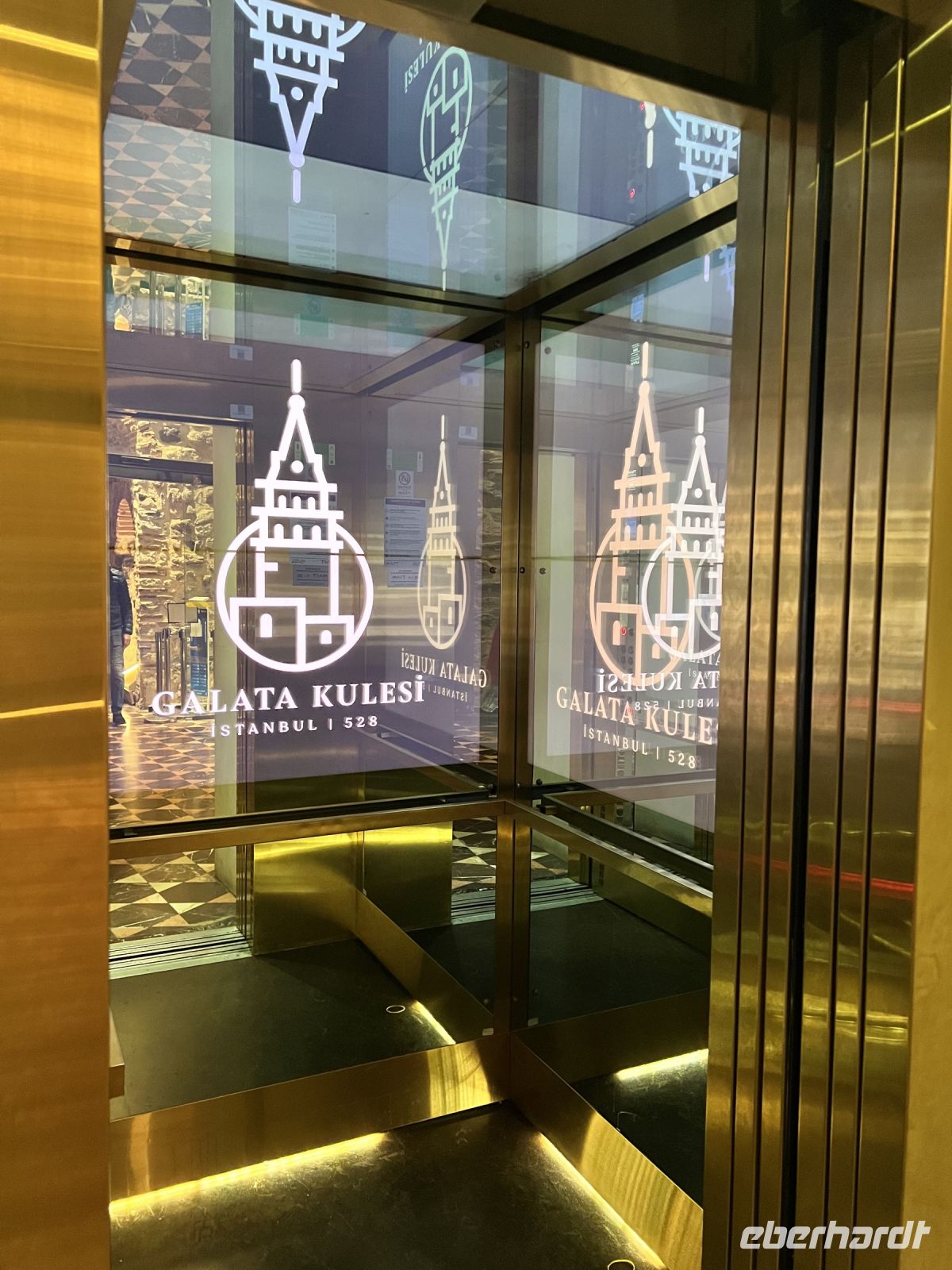 Galater Turm Fahrstuhl.jpeg