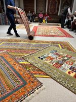 Teppichvorführung in der Knüpferei.jpeg