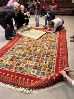 Teppichvorführung in der Knüpferei.jpeg