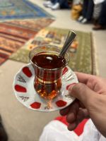 Geschäftsführer lädt uns zu Kaffee oder Tee ein - Knüpferei.jpeg