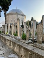 Grabsteine auf dem Platz der Süleymaniye Moschee.jpeg