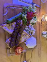 Köfte mit Reis, Brot und Salat.jpeg