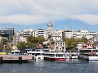 Bosporus Bootsfahrt - Blick auf Galata Turm - Istanbul, Türkei