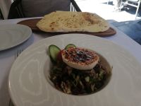 Mittagsnack, Salat mit karamelisiertem Käse im The Terrace Restaurant Cafe -  Istanbul, Türkei