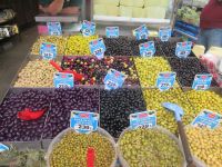 Berge von Oliven - in Straße zwischen den zwei Basaren - Istanbul, Türkei