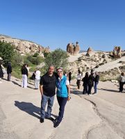 Reiseleiter Hüseyin und Reisebegleitung Ria