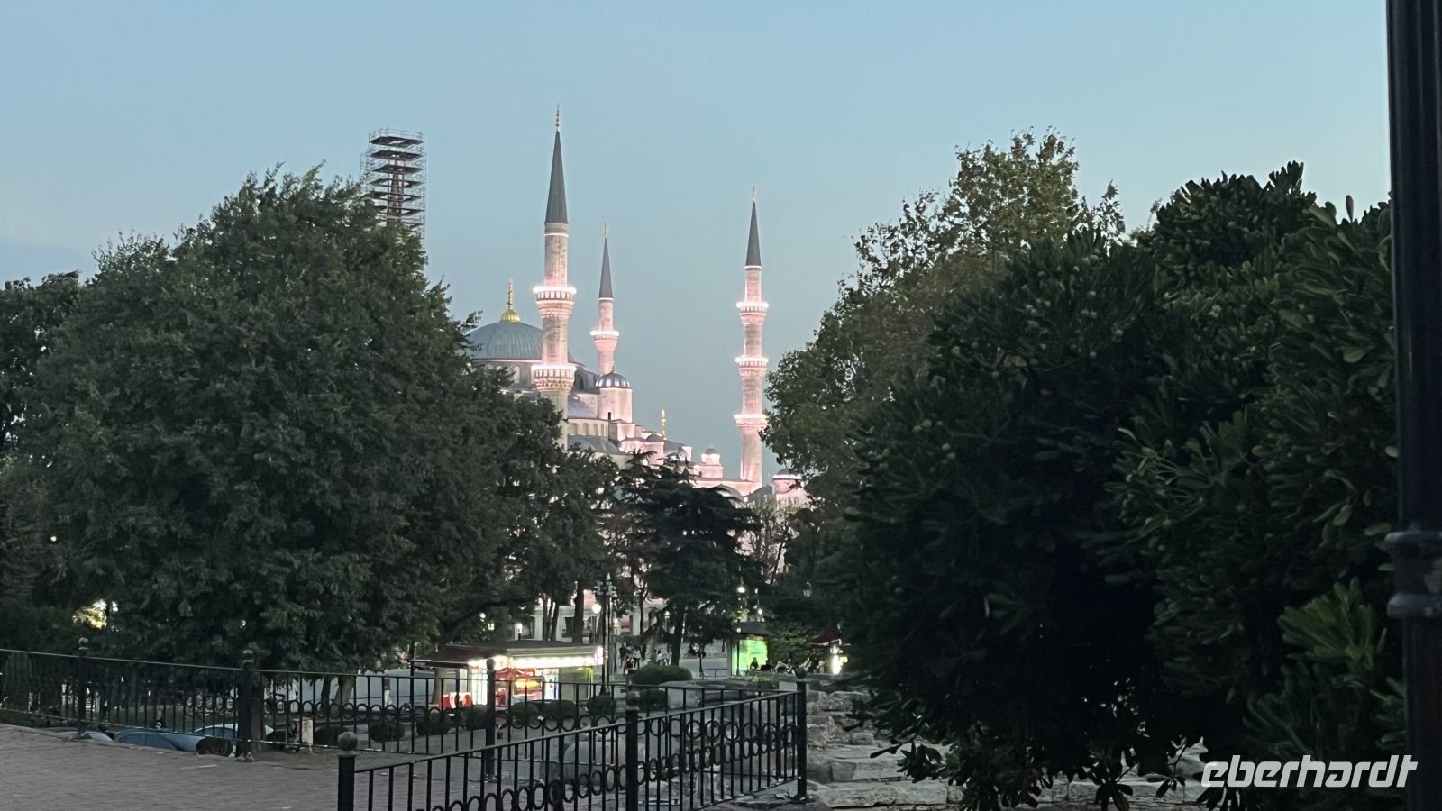Blaue Moschee beleuchtet am Abend