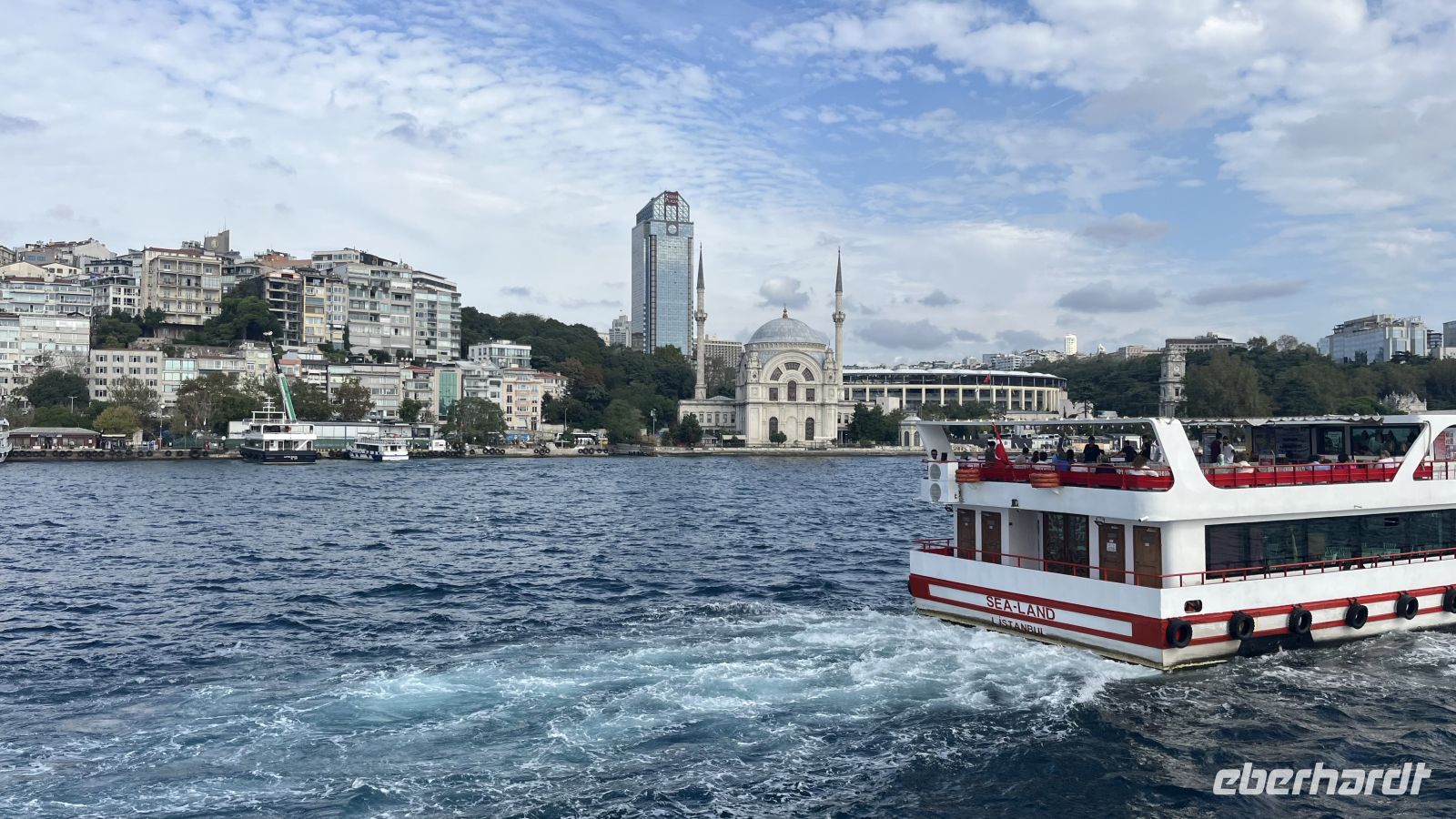 Dolmabahce-Moschee vom Wasser aus