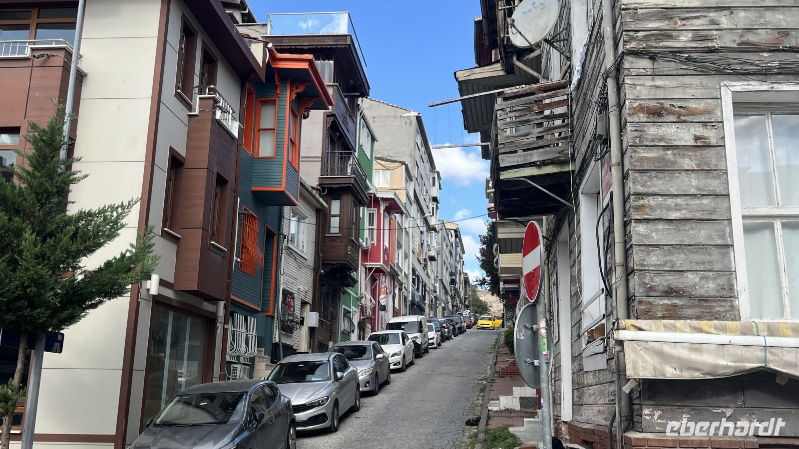 bunte Holzhäuser nahe der Chora-Kirche