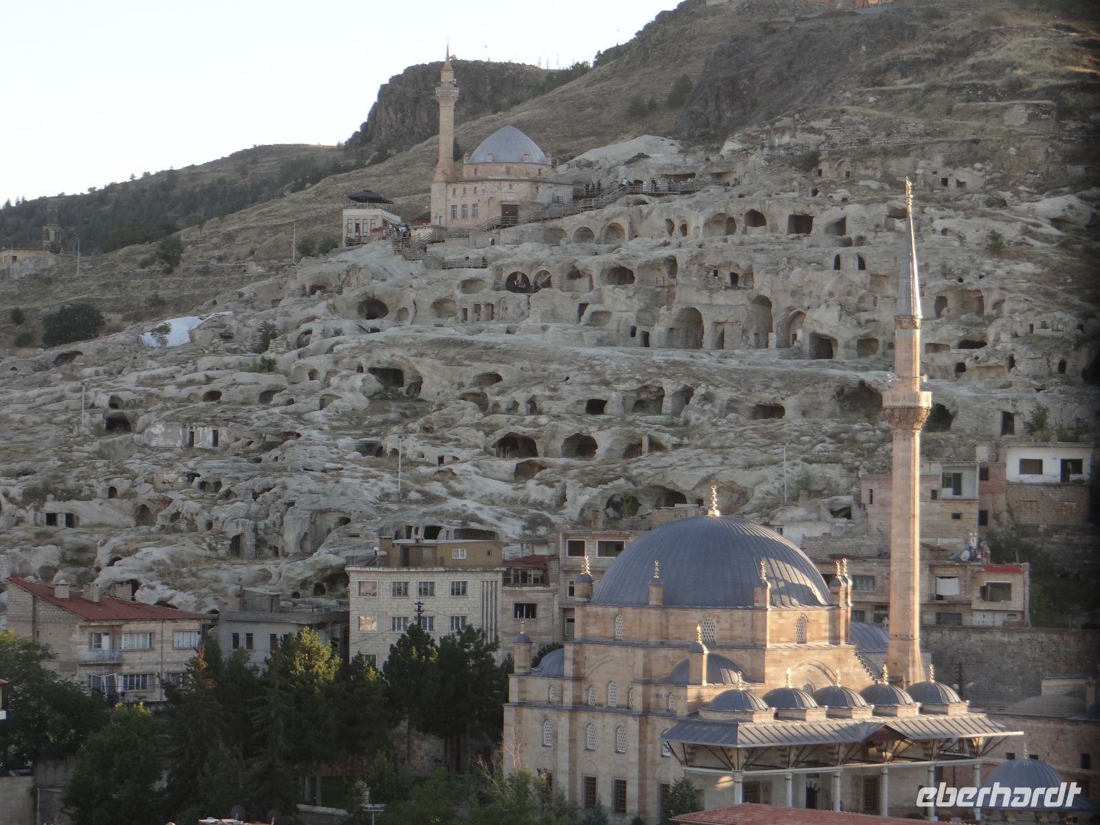 Kappadokien, Nevşehir – der Blick aus dem Hotelfenster auf die offengelassene Höhlenstadt.