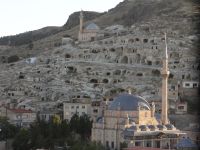 Kappadokien, Nevşehir – der Blick aus dem Hotelfenster auf die offengelassene Höhlenstadt.