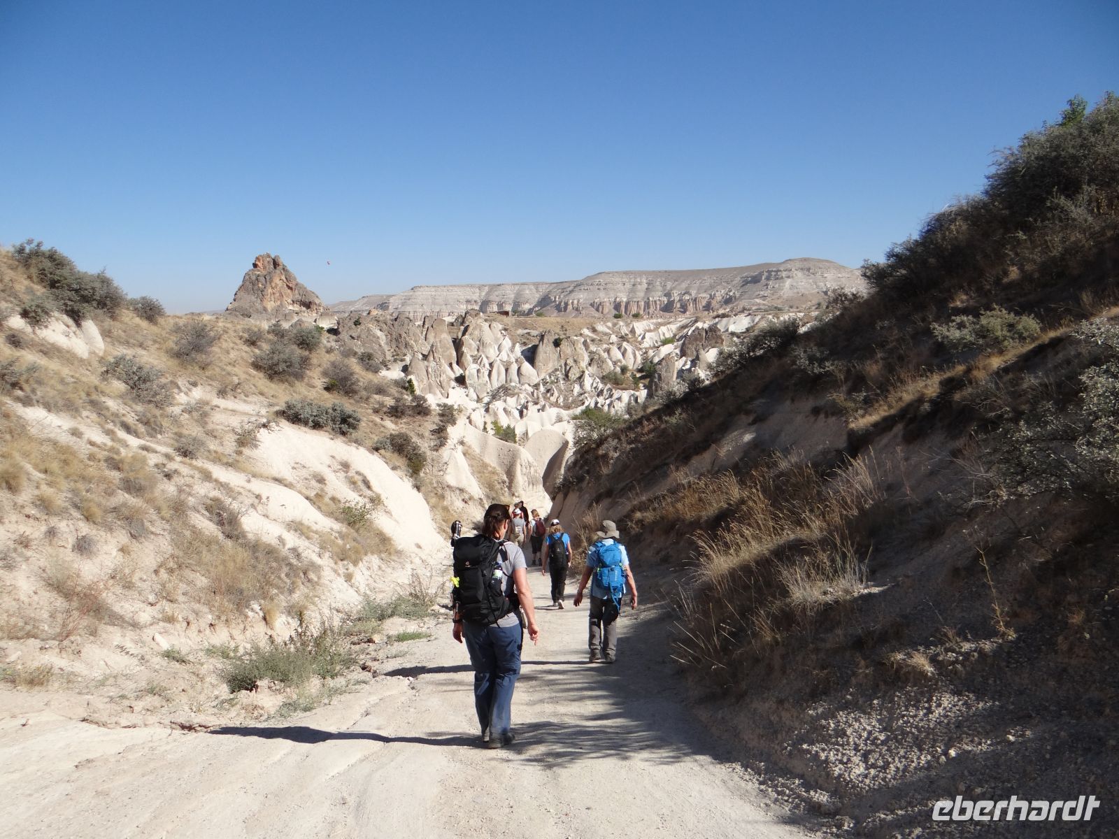 Kappadokien, da verschwindet unsere Wandergruppe ins Tal.