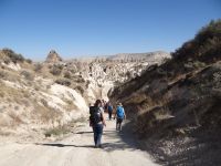 Kappadokien, da verschwindet unsere Wandergruppe ins Tal.