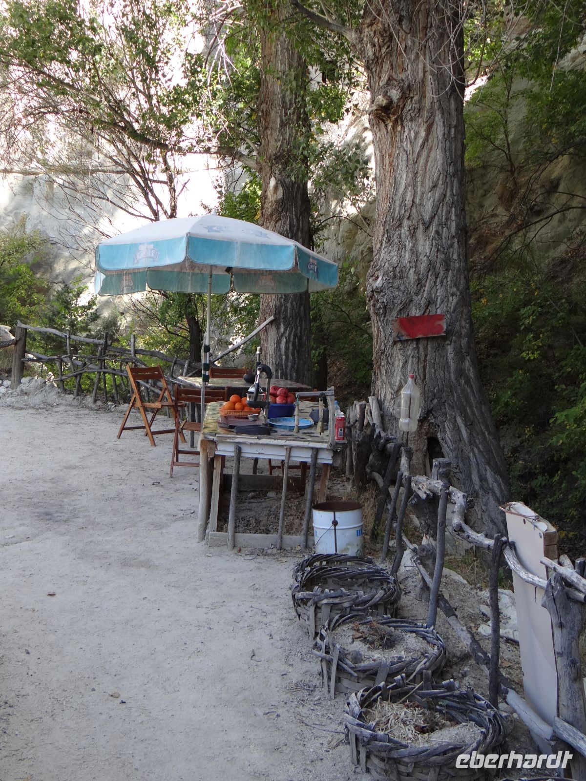 Kappadokien, das „Mesgendir Valley Cafe“ liegt einladend am Weg.