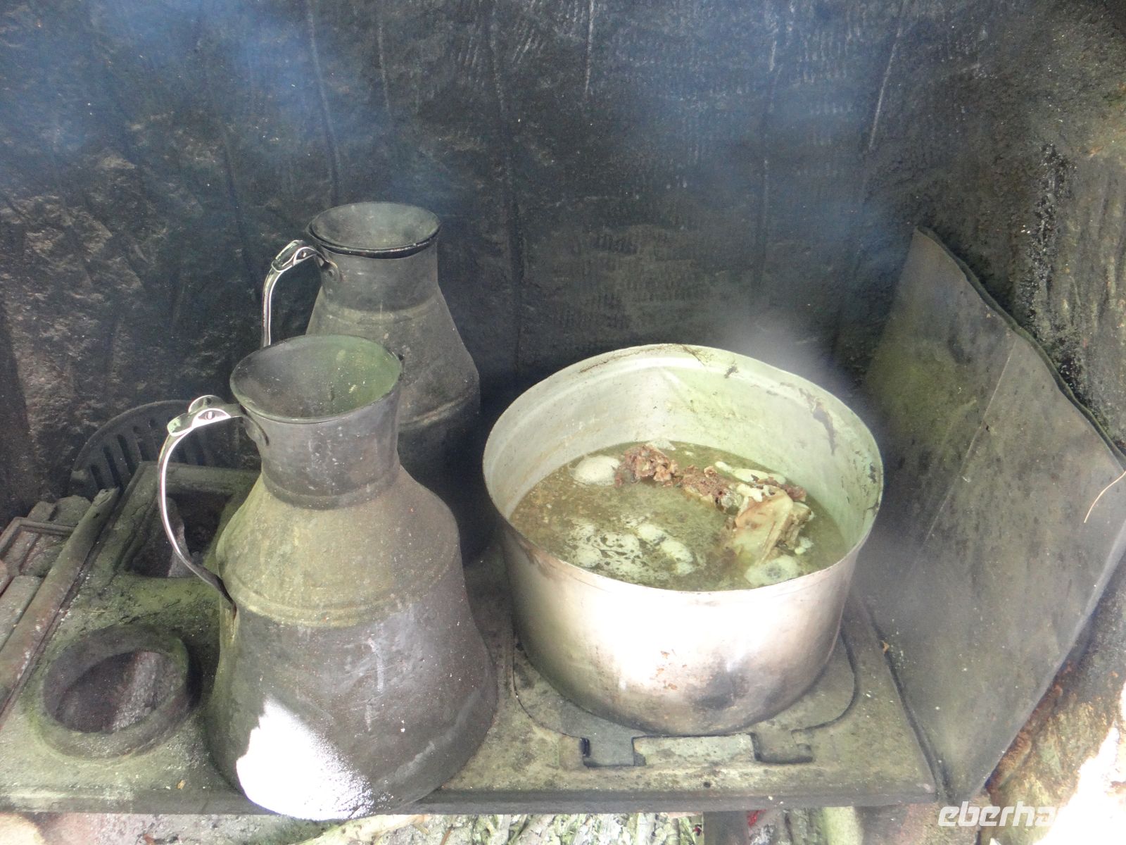 Kappadokien, Rotes Tal, und eine Suppe köchelt auf dem Holzfeuer.
